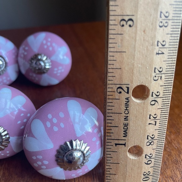 Set of 6 Hand painted pink and white Ceramic drawer cabinet pulls / knobs - Picture 7 of 7